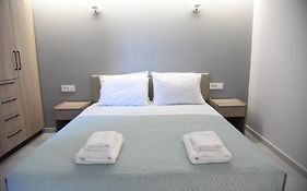 Pirgos Deluxe Apartment - Private Parking